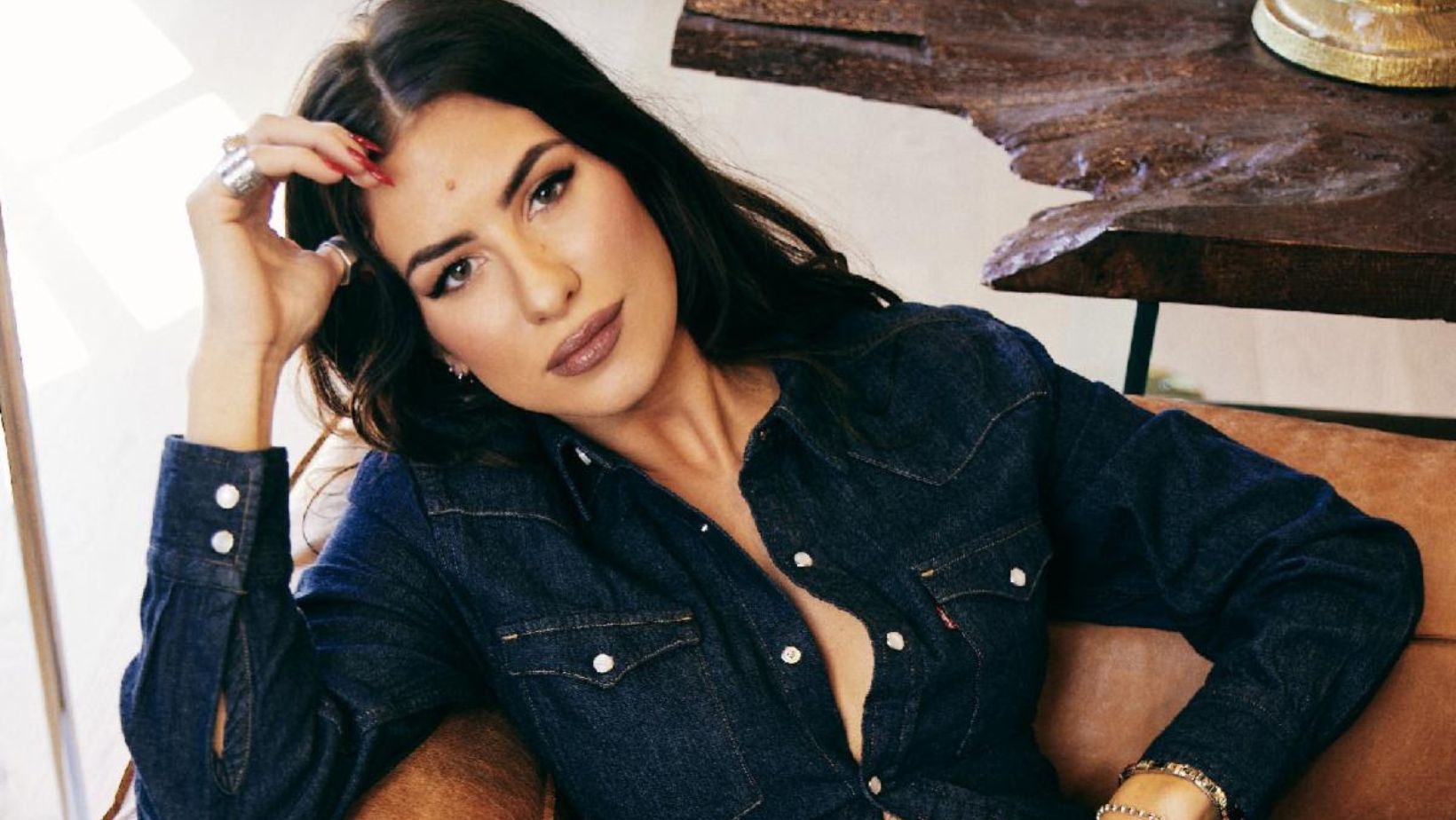 Kassi Ashton Unveils New Song 